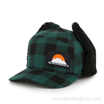 Warm winter cap with earflap green grip